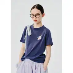Comfortable vintage style women's t-shirt ideal for casual wear and everyday fashion. Made from soft cotton, featuring a unique duck embroidery, perfect for stylish and relaxed looks.