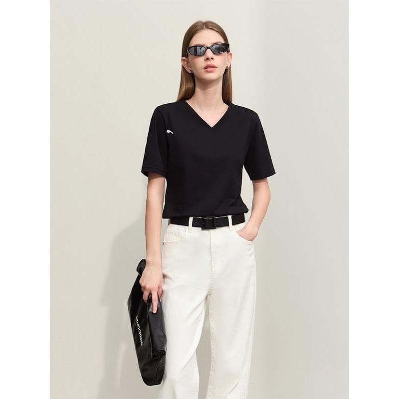 Stylish dark sunglasses perfect for opt convenience and UV protection. Ideal for daily wear, offering high-quality materials and a sleek design to complement any outfit.