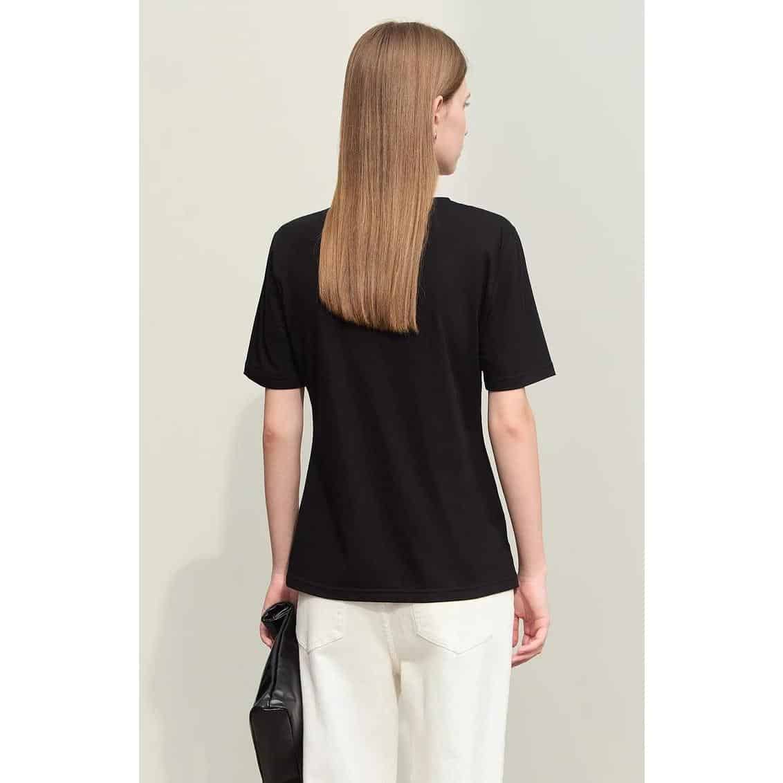 A woman showcasing smooth, shiny, and straight hair, ideal for professional or casual looks. Perfect for those seeking hair enhancement and care solutions at Monalisa Store.