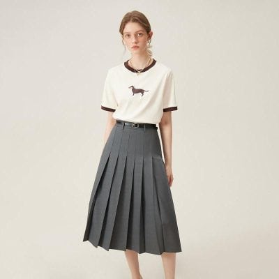 Elegant gray pleated skirt with high waist and belt, perfect for stylish office or casual wear.