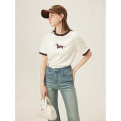 Stylish casual women's t-shirt featuring a playful dog graphic, perfect for everyday wear and outdoor activities. Made with comfortable fabric, ideal for fashionable and relaxed looks.