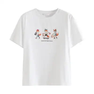 Fox trip illustration t-shirt featuring playful cartoon foxes carrying shopping bags, sunglasses, and travel accessories, ideal for casual wear and age-appropriate fashion.