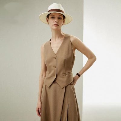 Stylish and comfortable eyewear for modern women, featuring trendy frames and eye-catching designs to enhance your look and vision. Perfect for casual or formal occasions.