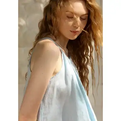 Comfortable light blue sleepwear with soft fabric, ideal for relaxing at home or sleeping peacefully.