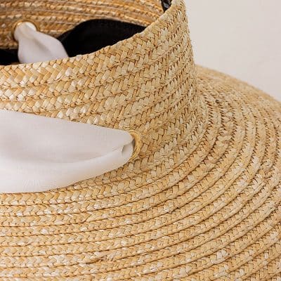 Elegant woven straw hat with wide brim, perfect for sun protection and summer fashion. Crafted from natural fibers, ideal for outdoor activities, beach trips, or casual wear.