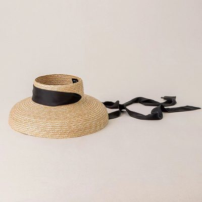 Stylish wide-brimmed straw sun hat featuring a black ribbon, perfect for sun protection and fashion. Ideal accessory for outdoor activities and summer outings.