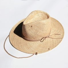 Stylish straw sun hat with chain detail, perfect for summer outdoor activities and beach outings. Provides sun protection while adding a fashionable touch.