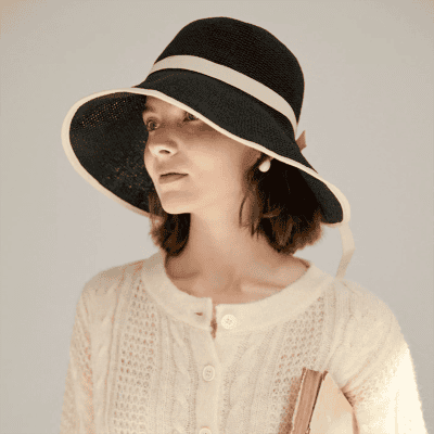 Elegant wide-brim sun hat for women, perfect for summer and outdoor activities, offering stylish sun protection and UV shielding. Perfect for fashion-forward sunny day accessories.