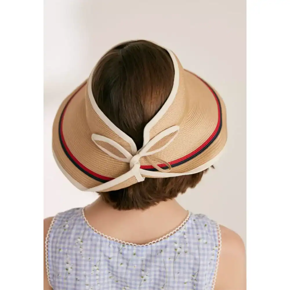Stylish straw sun hat with wide brim and decorative ribbon, perfect for outdoor sun protection and fashion needs. Ideal for garden, beach, or casual outings.