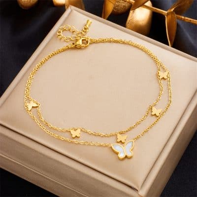 Delicate gold butterfly necklace with adjustable chain, perfect for women seeking stylish jewelry. Ideal for everyday wear or special occasions, showcasing refined craftsmanship.