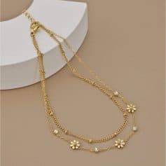 Delicate gold chain necklace featuring daisy flower charms and sparkling crystals, perfect for elegant and fashionable jewelry accessories.