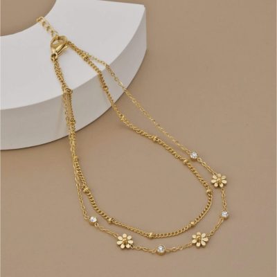 Delicate gold chain necklace featuring daisy flower charms and sparkling crystals, perfect for elegant and fashionable jewelry accessories.