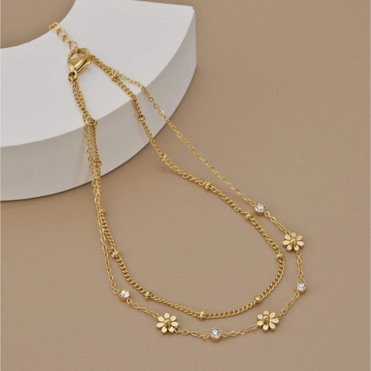 Delicate gold chain necklace featuring daisy flower charms and sparkling crystals, perfect for elegant and fashionable jewelry accessories.