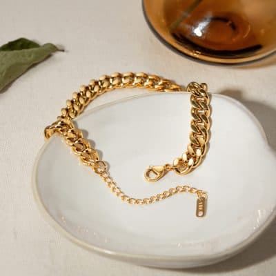 Elegant gold chain necklace with a lobster clasp, perfect for accessories and fashion jewelry collections from Mona Lisa Store.