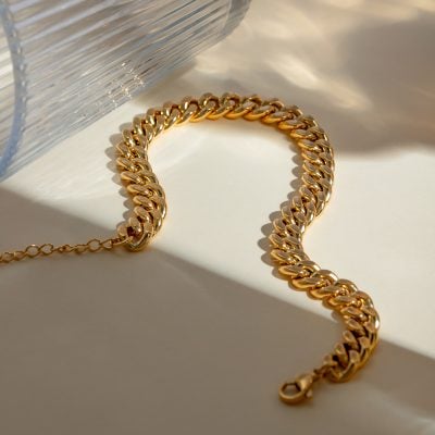 Elegant gold chain jewelry ideal for fashion & accessories. High-quality craftsmanship, perfect for everyday wear or special occasions. Shop Monalisa Medical's stylish jewelry collection today.