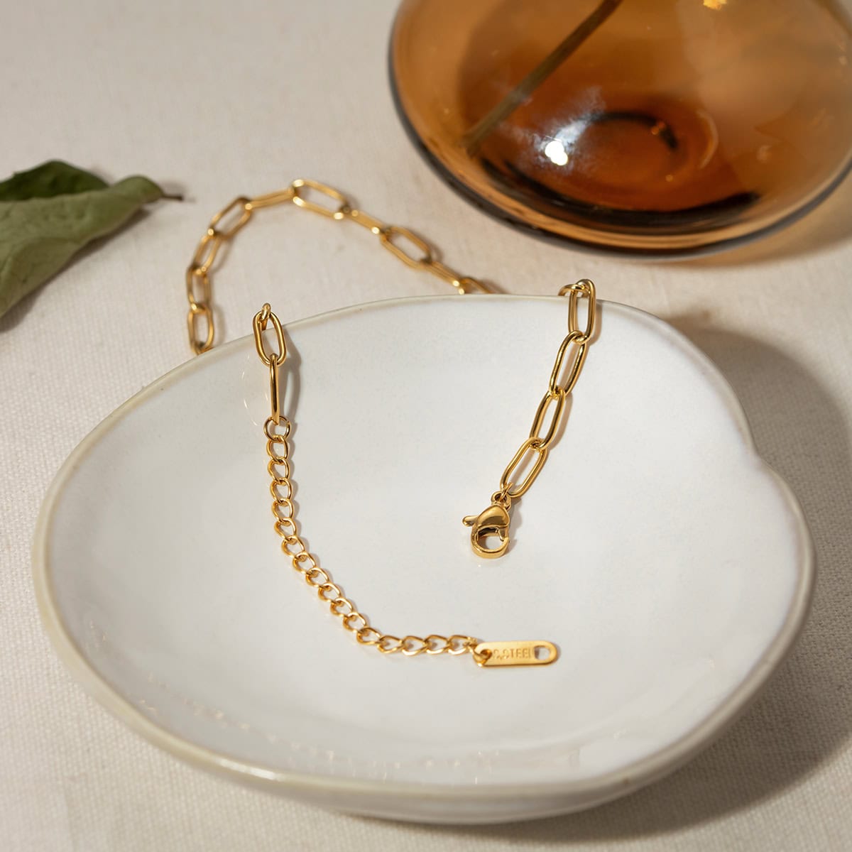 Gold chain necklace with a modern design, perfect for stylish accessories and jewelry collections. Durable and trendy statement jewelry for everyday or special occasions.