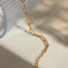 Close-up of a stylish gold chain necklace, perfect for jewelry lovers and fashion accessories, showcased in a luxurious setting.