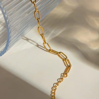 Close-up of a stylish gold chain necklace, perfect for jewelry lovers and fashion accessories, showcased in a luxurious setting.