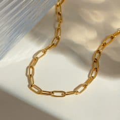 Luxury jewelry gold chain necklace for women and men, stylish and durable accessory, perfect for everyday wear or special occasions.