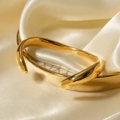 Luxurious gold bracelet displayed on silk fabric, perfect for elegant jewelry lovers. Great for women’s fashion accessories and gifting.