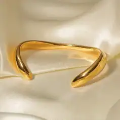 Luxurious gold cuff bracelet ideal for stylish men and women, perfect for everyday wear and special occasions. High-quality jewelry designed to complement any outfit.