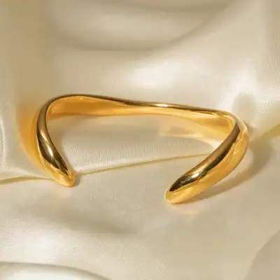 Luxurious gold cuff bracelet ideal for stylish men and women, perfect for everyday wear and special occasions. High-quality jewelry designed to complement any outfit.