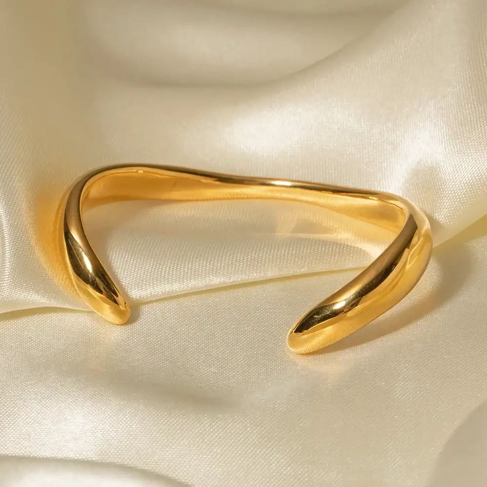 Luxurious gold cuff bracelet ideal for stylish men and women, perfect for everyday wear and special occasions. High-quality jewelry designed to complement any outfit.