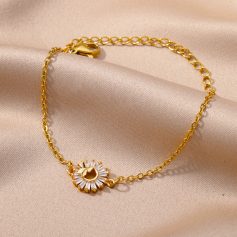 Luxurious gold necklace featuring a sparkling crystal flower pendant, perfect for stylish accessories or gifting. Crafted with high-quality materials for durability and shine.