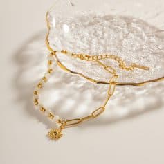 Luxurious gold chain with white pearls and a star-shaped pendant, perfect for stylish jewelry collection. Ideal for special occasions or everyday wear, showcasing timeless elegance.