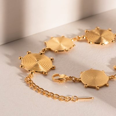 Gold jewelry with circular pendant design, ideal for fashion accessories and jewelry gifts. Made from durable, high-quality materials, perfect for elegant styling and special occasions.