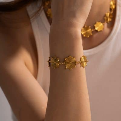 Luxury gold jewelry bracelet and necklace with intricate spiral designs, perfect for enhancing your style and elegance. Crafted with high-quality gold for a stunning look.