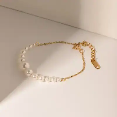 Beautiful pearl and gold chain jewelry perfect for stylish accessories and eye-catching outfits. Ideal for enhancing your fashion with luxurious, high-quality jewelry pieces.