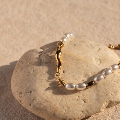 Pearl and gold chain necklace featuring a sleek gold wave design, perfect for sophisticated and stylish eyewear accessories at Monalisa Store.