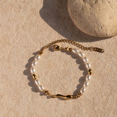 Luxurious pearl and gold bracelet with adjustable chain, perfect for sophisticated jewelry collection, ideal for office, casual, or special occasions, designed for women seeking stylish and timeless accessories.