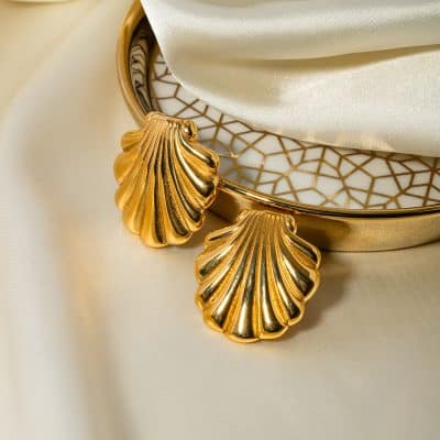 Elegant gold shell necklace jewelry perfect for stylish accessories and fashion statement pieces. High-quality, eye-catching design ideal for women’s jewelry collections.