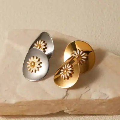 Sterling silver and gold-tone daisies jewelry with floral design, perfect for fashion or gift. Stylish and trendy Daisy Rings for women and girls, ideal for special occasions or everyday wear.