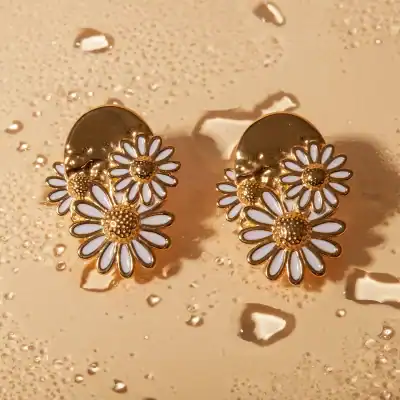 Elegant daisy flower earrings with gold and white enamel design, perfect for stylish accessories. High-quality jewelry ideal for fashion-conscious individuals.