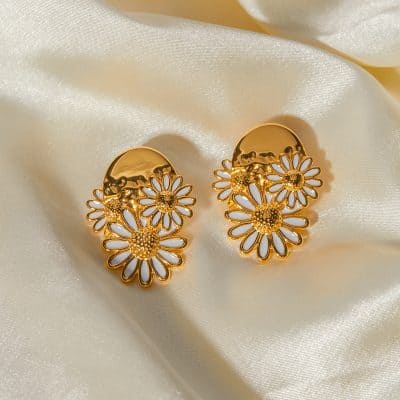 Elegant daisy flower gold earrings with white enamel details, perfect for women’s jewelry, special occasions, and gift ideas in the Monalisa Store collection.