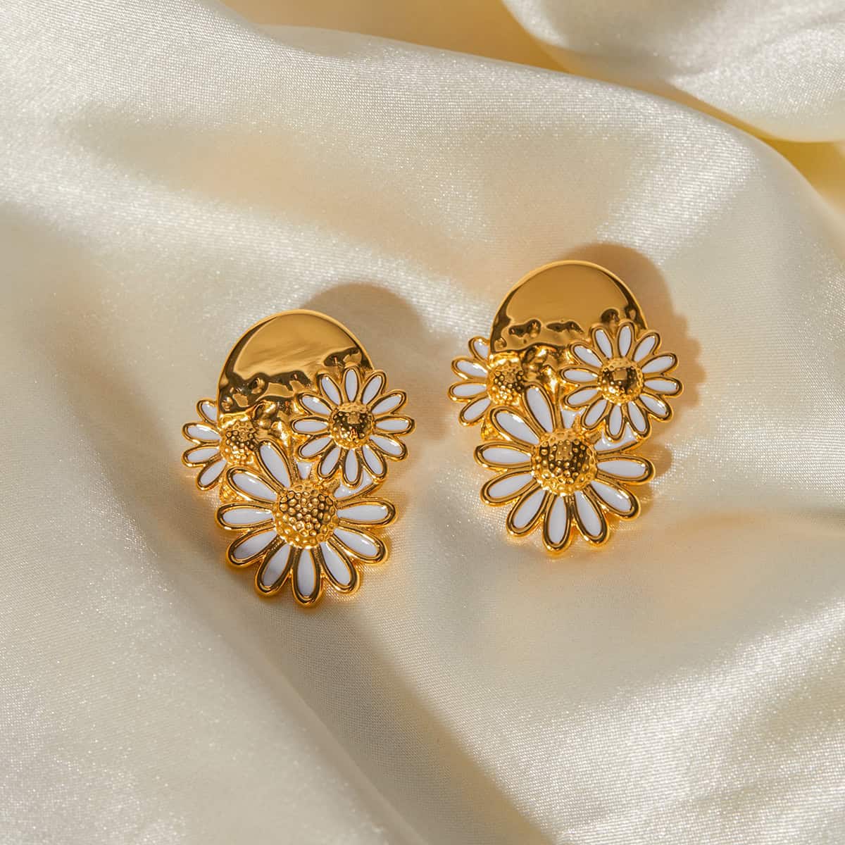 Elegant daisy flower gold earrings with white enamel details, perfect for women’s jewelry, special occasions, and gift ideas in the Monalisa Store collection.