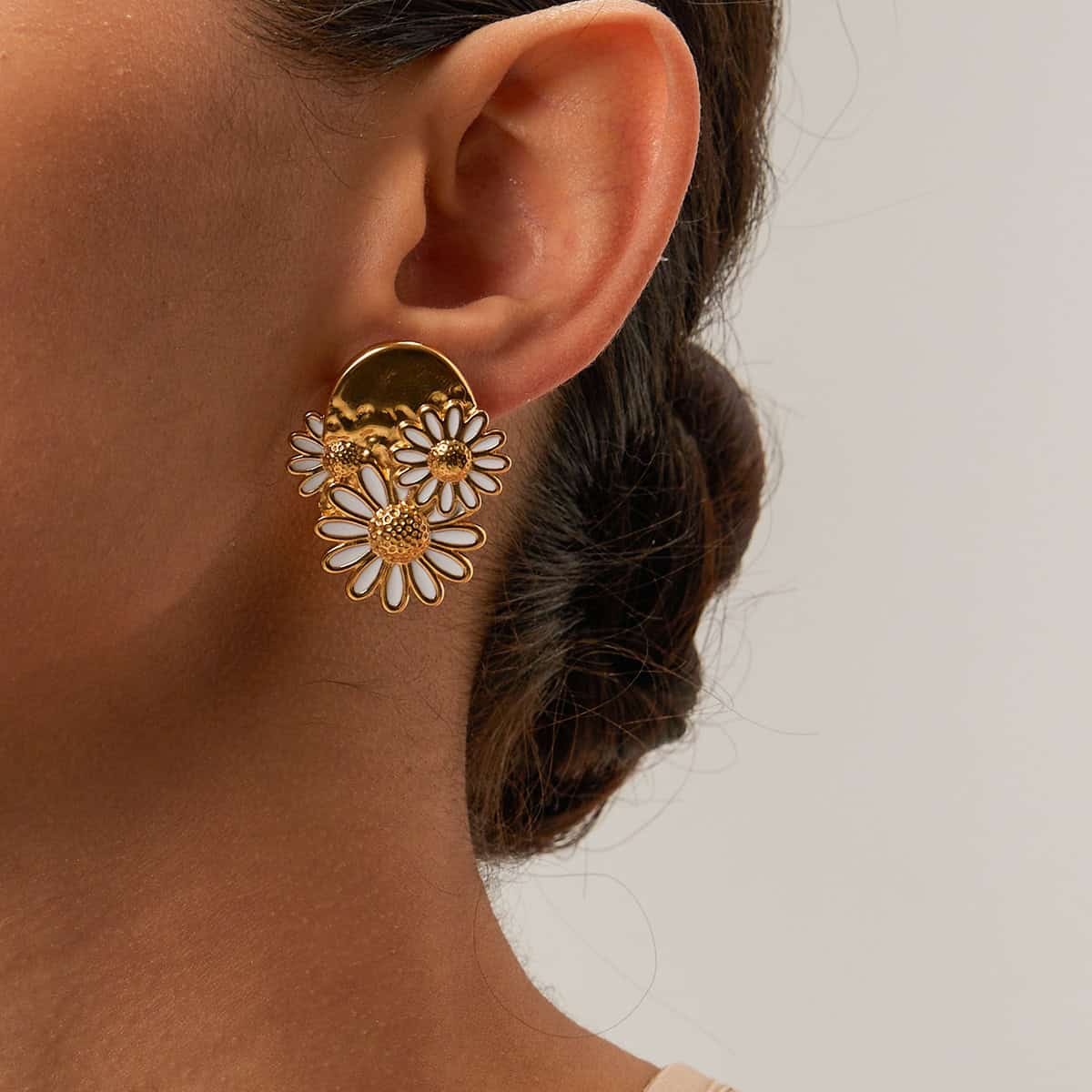 Elegant daisies earrings with white enamel flowers and gold accents, perfect for stylish women prioritizing quality jewelry.