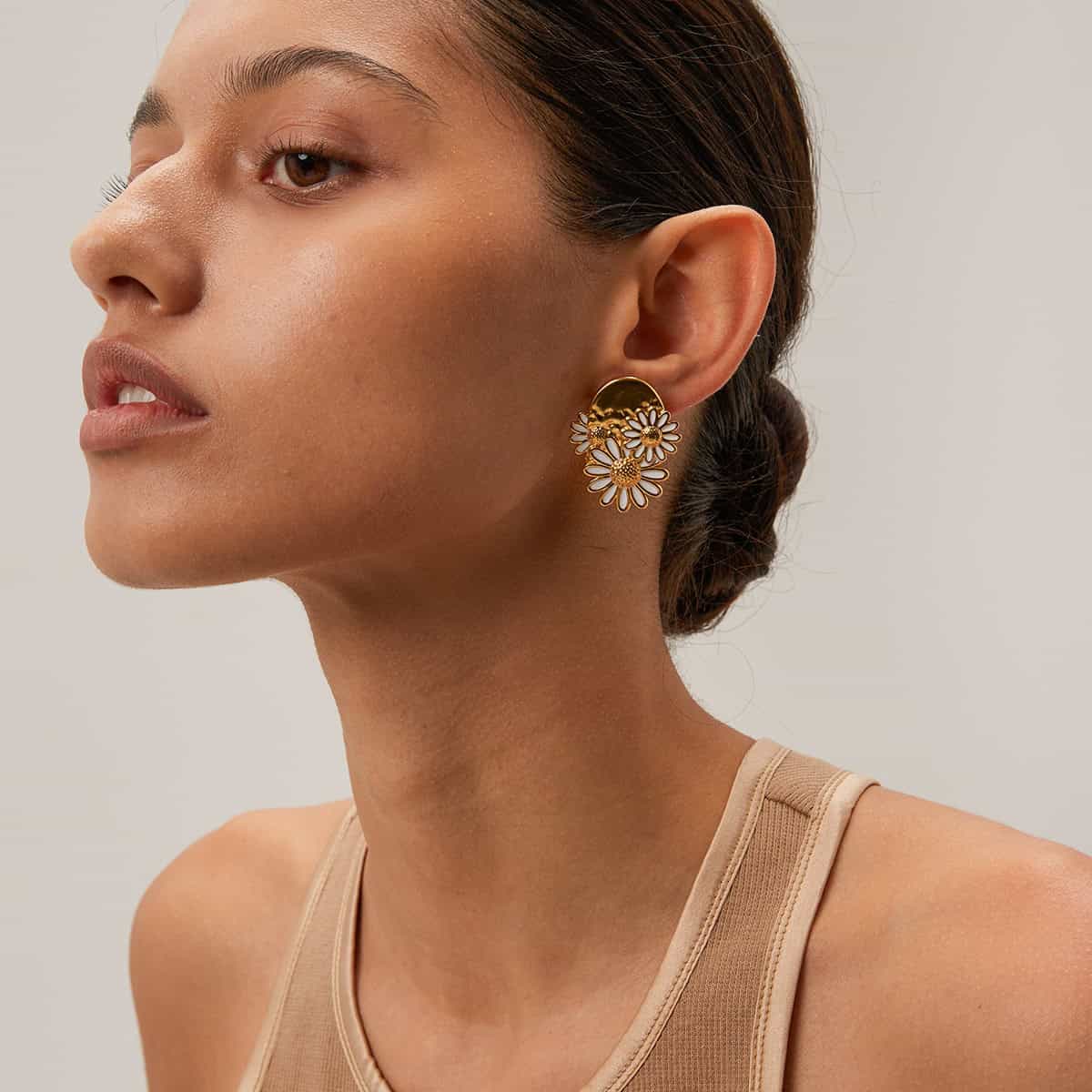 High-quality floral earrings featuring daisies, perfect for women’s jewelry collection, stylish accessories, and gift ideas.