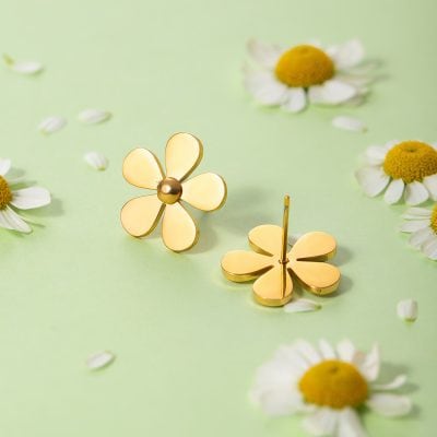 Gold flower earrings with a daisy design, perfect for women and girls who love unique jewelry accessories. Ideal for gifting, special events, and enhancing your everyday style with elegant, trendy jewelry.