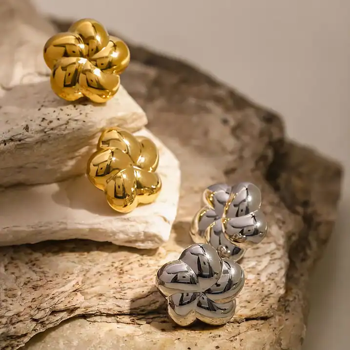 High-quality gold and silver jewelry pieces with modern, stylish designs perfect for fashion enthusiasts. Shop today at Monalisa Store for exclusive accessories.