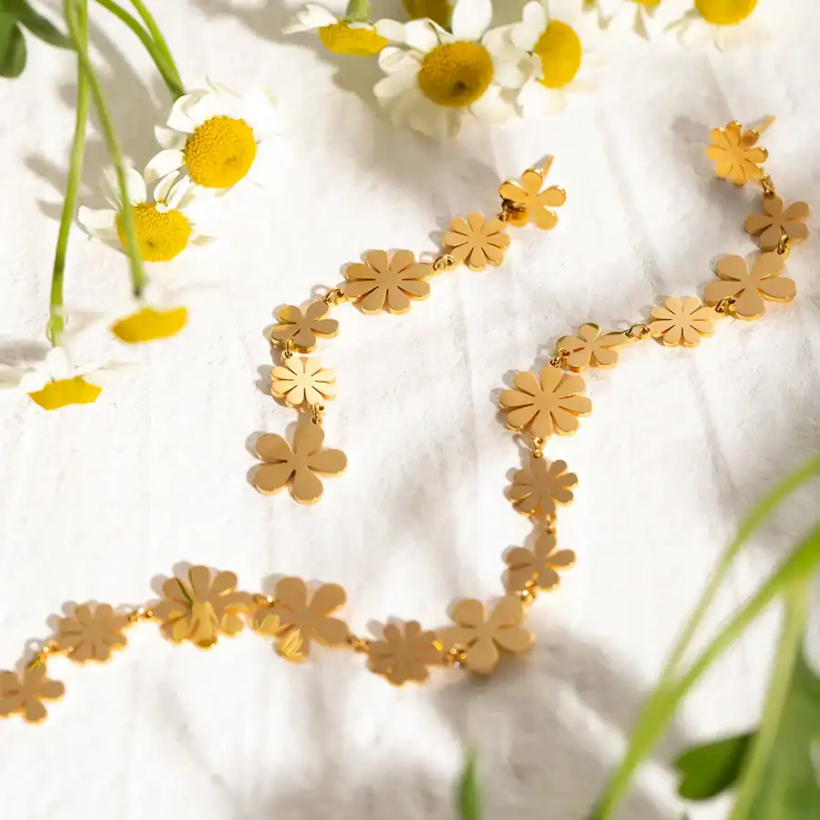 Gold flower necklace, floral jewelry, elegant jewelry, fashion accessories, Monalisa Store, trendy jewelry for women, stylish floral necklace, gold jewelry, jewelry gift ideas, women's fashion jewelry.