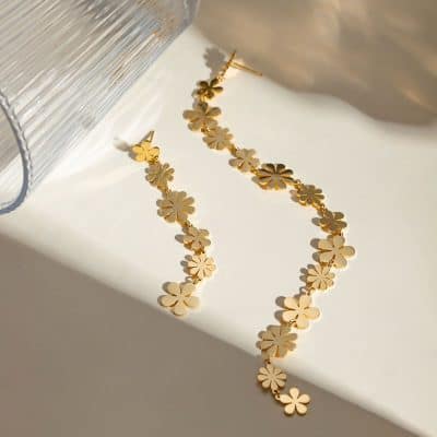 Bright gold floral necklace jewelry with daisy-shaped charms, perfect for wedding, party, and casual wear. Stylish accessory to enhance any outfit with a feminine touch.