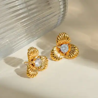 Gold flower earrings with sparkling central diamonds, perfect for jewelry lovers seeking luxurious accessories. Designed with intricate petal details for a stylish, sophisticated look.