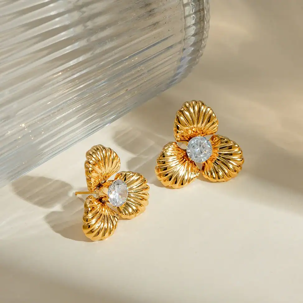 Gold flower earrings with sparkling central diamonds, perfect for jewelry lovers seeking luxurious accessories. Designed with intricate petal details for a stylish, sophisticated look.