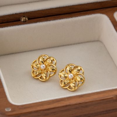 Luxury gold flower earrings featuring a central pearl, perfect for stylish accessories and jewelry collections. Handcrafted jewelry from Monalisa Store.