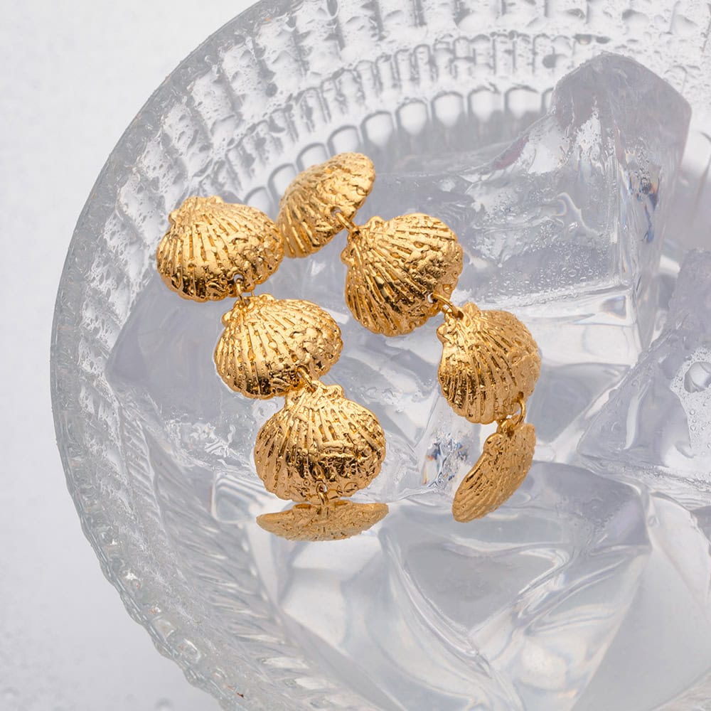 Luxurious gold shell jewelry, perfect for summer and beach-inspired fashion. Handcrafted gold earrings with intricate detailing, ideal for weddings, parties, or casual wear.