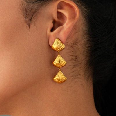 Fine gold shell-shaped earrings for women, stylish jewelry accessory for special occasions, jewelry shop Monalisa Medical.
